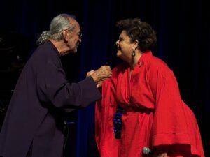 fabiana-cozza-e-gilson-peranzzetta-dao-outras-cores-e-tons-ao-cancioneiro-de-dorival-caymmi-em-show-requintado