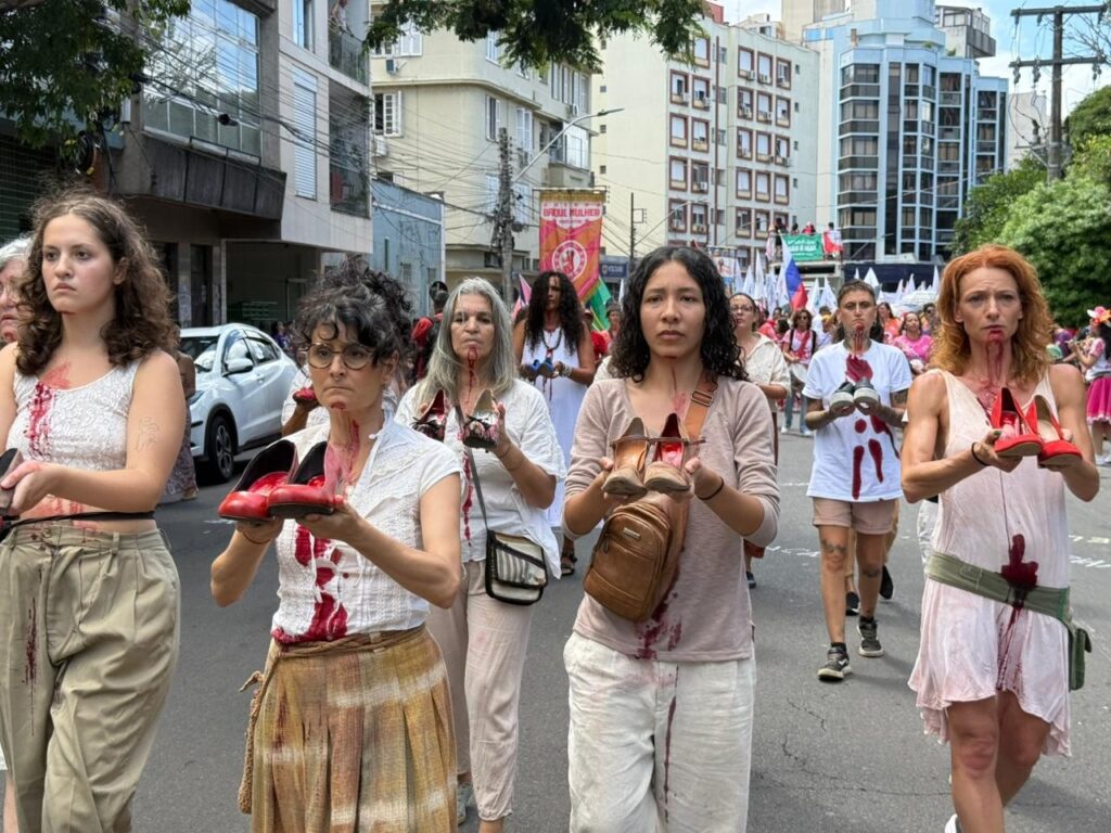 ‘mirella,-leticia,-uliana’:-sapatos-ensanguentados-marcam-ato-do-dia-da-mulher-e-lembram-nomes-das-20-vitimas-de-feminicidio-no-rs