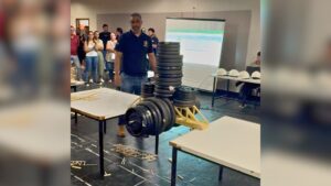 estudantes-viralizam-ao-construir-ponte-com-palitos-de-picole-capaz-de-suportar-mais-de-430-kg:-‘realmente-extraordinario’