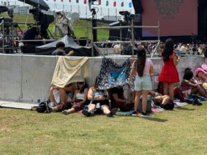 lollapalooza-2026:-fas-enfrentam-calor,-filas,-espera-e-busca-por-lugar-na-sombra-no-1o-dia-de-festival