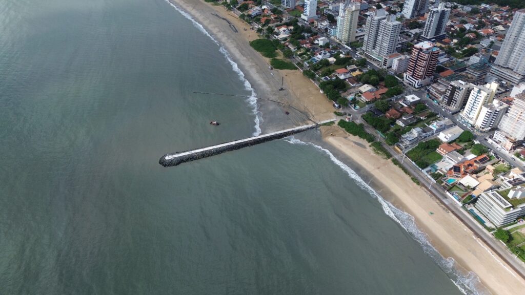 cenario-critico-de-erosao-costeira-amplia-em-20%-alargamento-de-2-km-em-praia-bandeira-azul-em-sc