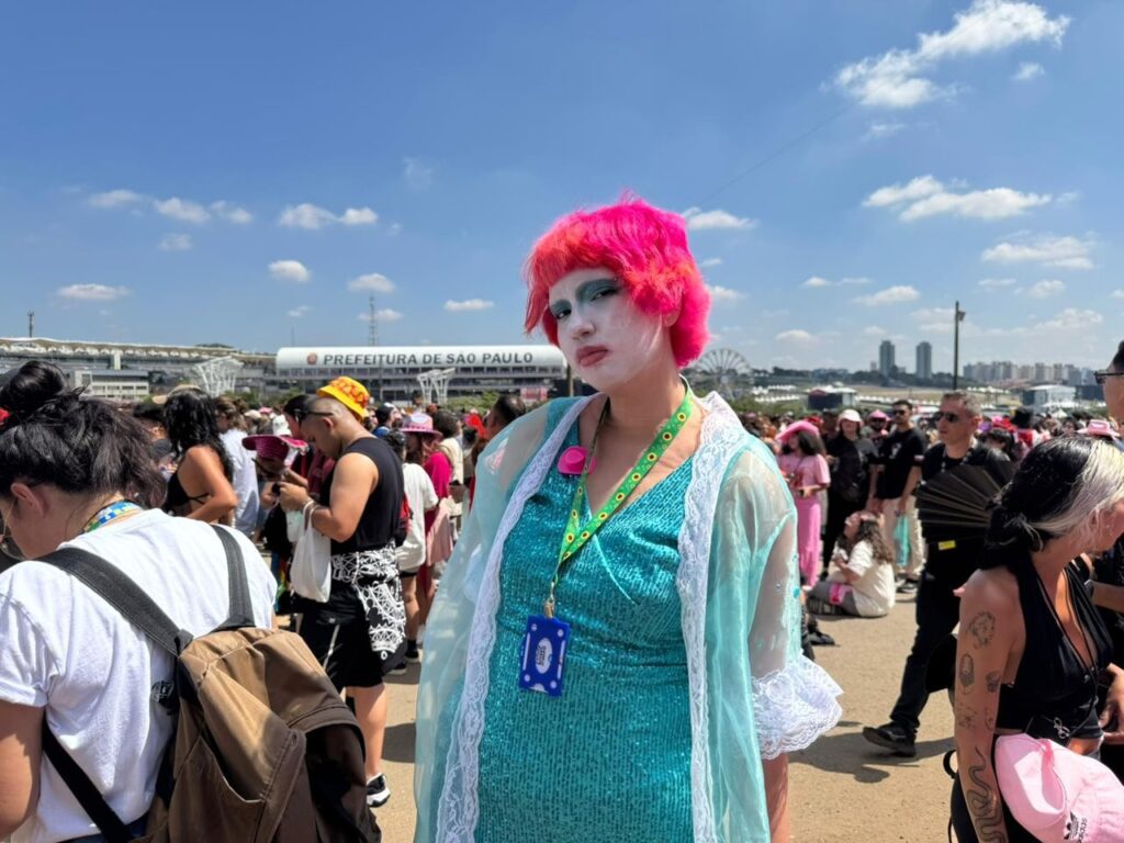 lollapalooza-2026:-fas-transformam-fila-do-2o-dia-em-celebracao-da-cultura-drag-inspirada-por-chappell-roan