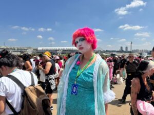 lollapalooza-2026:-fas-transformam-fila-do-2o-dia-em-celebracao-da-cultura-drag-inspirada-por-chappell-roan