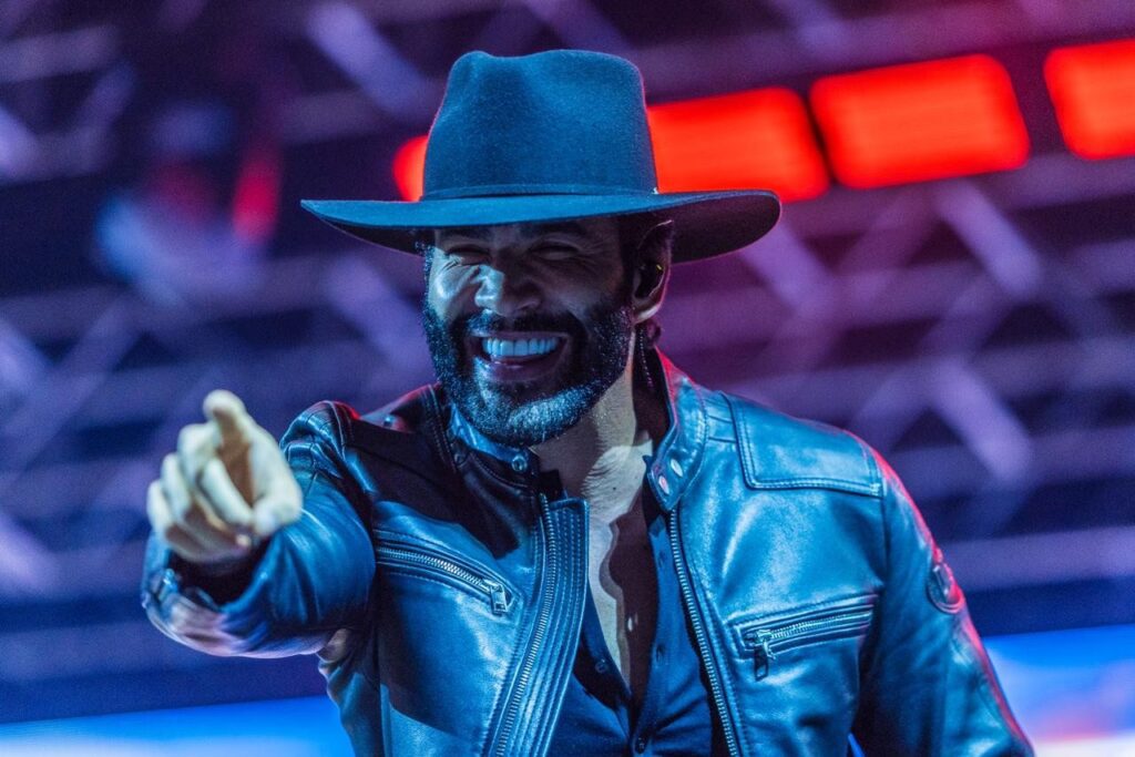 gusttavo-lima-vai-de-sofrencia-a-sweet-child-o’-mine-em-show-com-direito-a-momento-rave-em-rodeio-no-interior-de-sp