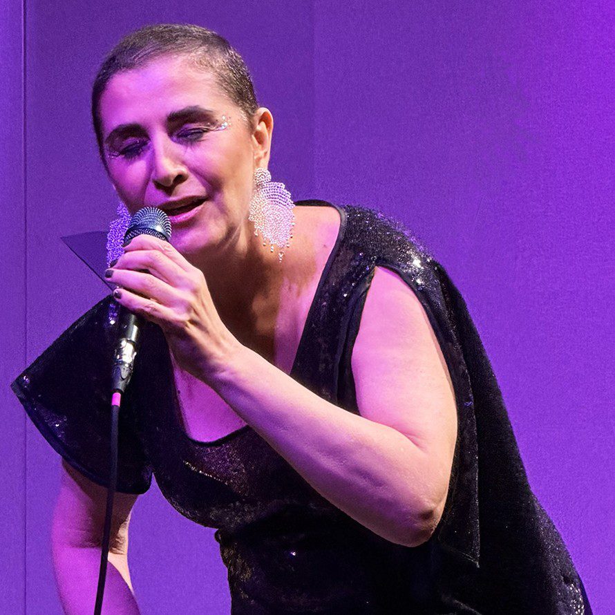 paula-santoro-canta-lo-borges-e-milton-nascimento-com-toda-a-propriedade-(e-promessa-de-vida)-em-show-no-rio
