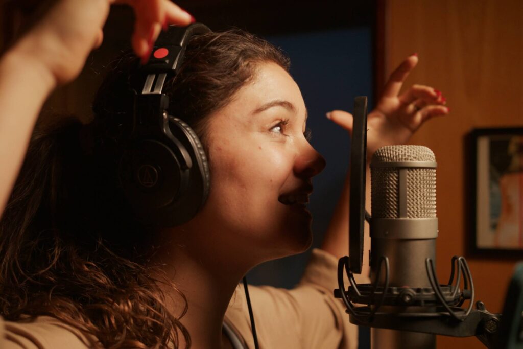 sophie-charlotte-solta-a-voz-suave-em-gravacoes-de-musicas-de-joao-donato,-celso-fonseca-e-jose-miguel-wisnik