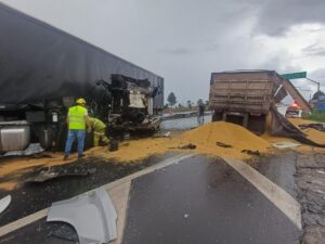 caminhoneiro-perde-controle-perto-de-radar-e-bate-em-outra-carreta,-no-parana;-duas-pessoas-ficaram-feridas-e-br-376-foi-interditada