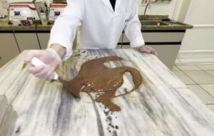 o-que-e-temperagem?-entenda-a-tecnica-que-reorganiza-moleculas-do-chocolate-e-deixa-o-ovo-de-pascoa-firme-e-brilhante