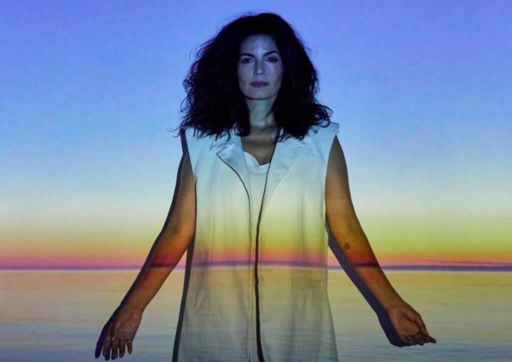 emanuelle-araujo-mergulha-na-vivencia-como-cantora-de-musica-afro-baiana-no-terceiro-album-solo,-‘corra-para-o-mar’