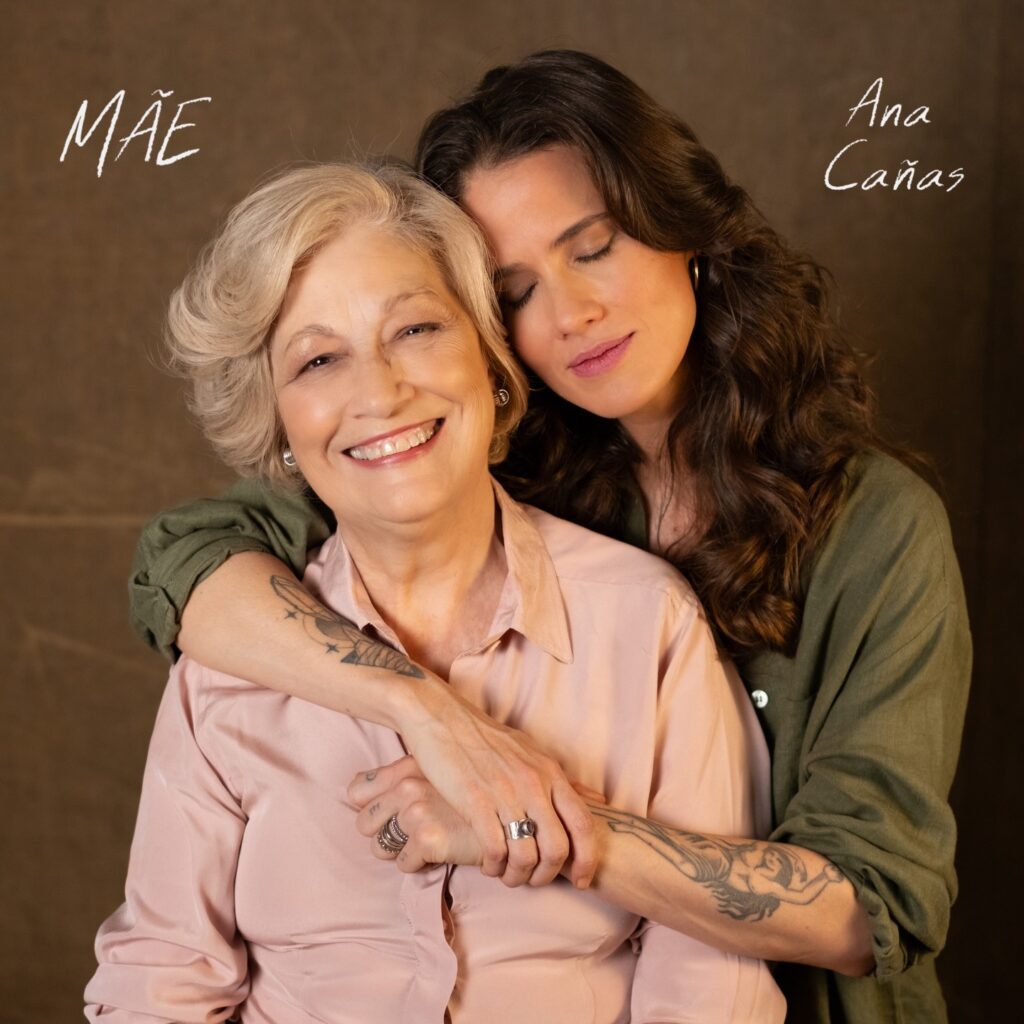 ana-canas-acerta-as-contas-com-a-mae,-dona-carmen,-em-cancao-confessional-de-letra-escrita-‘com-o-coracao-na-mao’