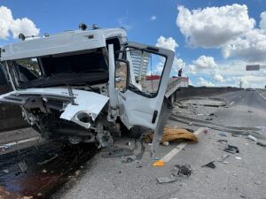 video-mostra-colisao-de-caminhao-em-barreira-de-concreto-de-rodovia-no-interior-de-sp;-motorista-morreu