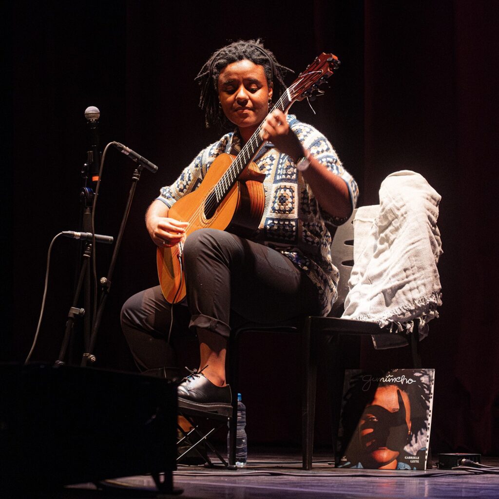 violonista-gabriele-leite-une-simpatia,-virtuosismo-e-sentimento-em-show-que-abriu-(bem)-o-festival-queremos!-no-rio