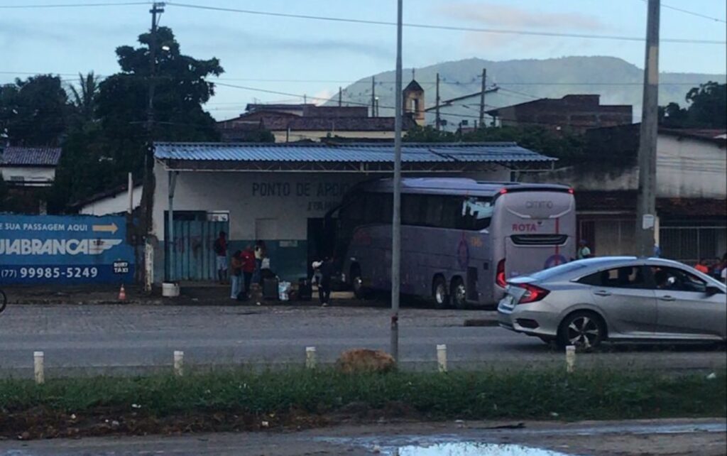 motorista-de-onibus-que-invadiu-rodoviaria-na-bahia-fugiu-do-local-apos-o-acidente;-duas-mulheres-morreram