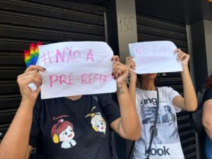 fas-do-bts-protestam-em-shopping-de-sp-contra-pre-reserva-obrigatoria-para-compra-presencial-de-ingressos