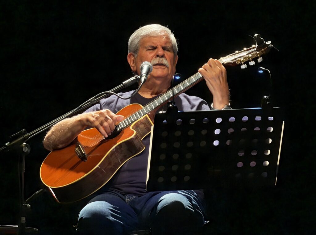 dori-caymmi-descortina-um-mundo-de-belezas-em-show-no-rio-com-a-‘voz-de-magoa’-amaciada-pelo-humor-corrosivo
