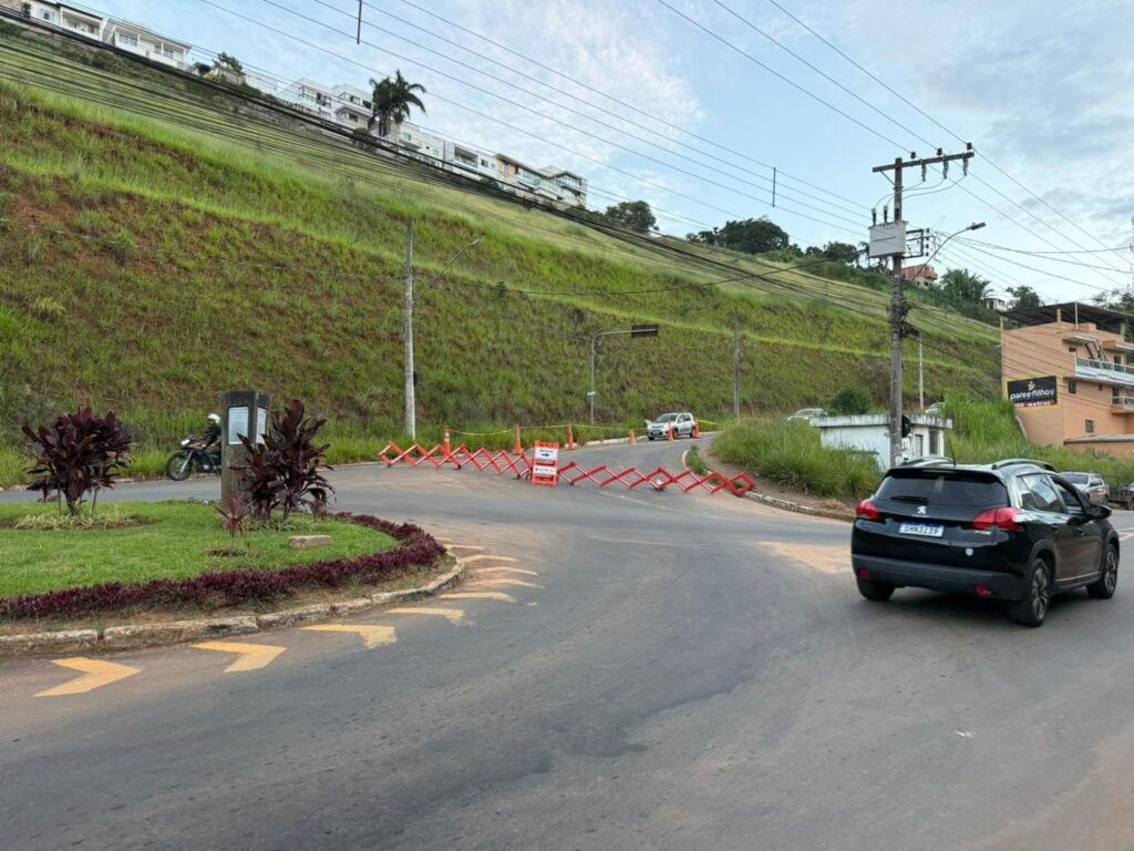 rua-jose-lourenco-segue-interditada-apos-cratera-se-abrir-em-juiz-de-fora;-via-tem-historico-de-20-anos-de-problemas
