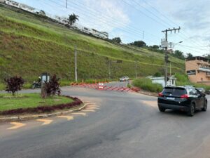 rua-jose-lourenco-segue-interditada-apos-cratera-se-abrir-em-juiz-de-fora;-via-tem-historico-de-20-anos-de-problemas