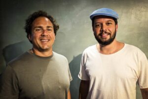 leandro-fregonesi-e-raul-dicaprio-unem-vozes,-parcerias,-bagagens-e-vivencias-cariocas-no-album-‘nos-por-nos’
