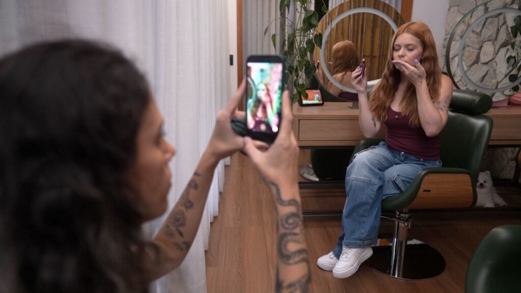 ‘um-grande-reality-show’:-viih-tube-e-eliezer-abrem-a-casa-e-revelam-bastidores-da-rotina-exposta-nas-redes;-veja-video