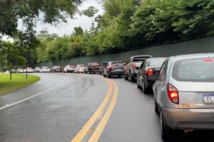 rio-santos-registra-transito-intenso-e-filas-no-litoral-norte-de-sp-no-feriado-de-tiradentes;-veja-video