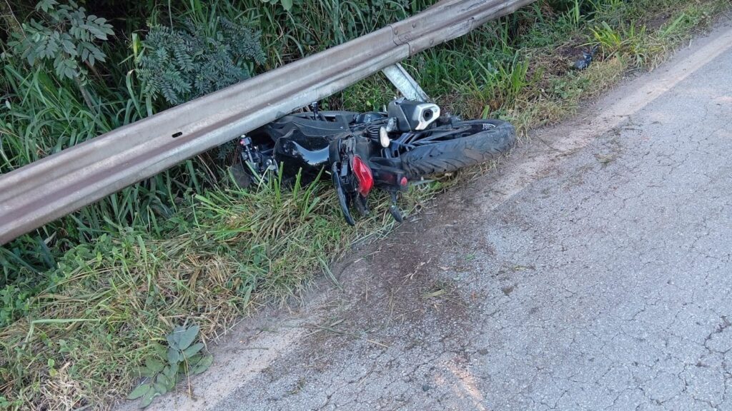 motociclista-de-23-anos-morre-apos-bater-em-defensa-metalica-na-br-494-em-divinopolis