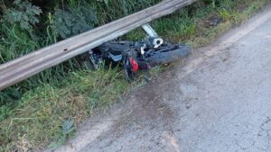 motociclista-de-23-anos-morre-apos-bater-em-defensa-metalica-na-br-494-em-divinopolis