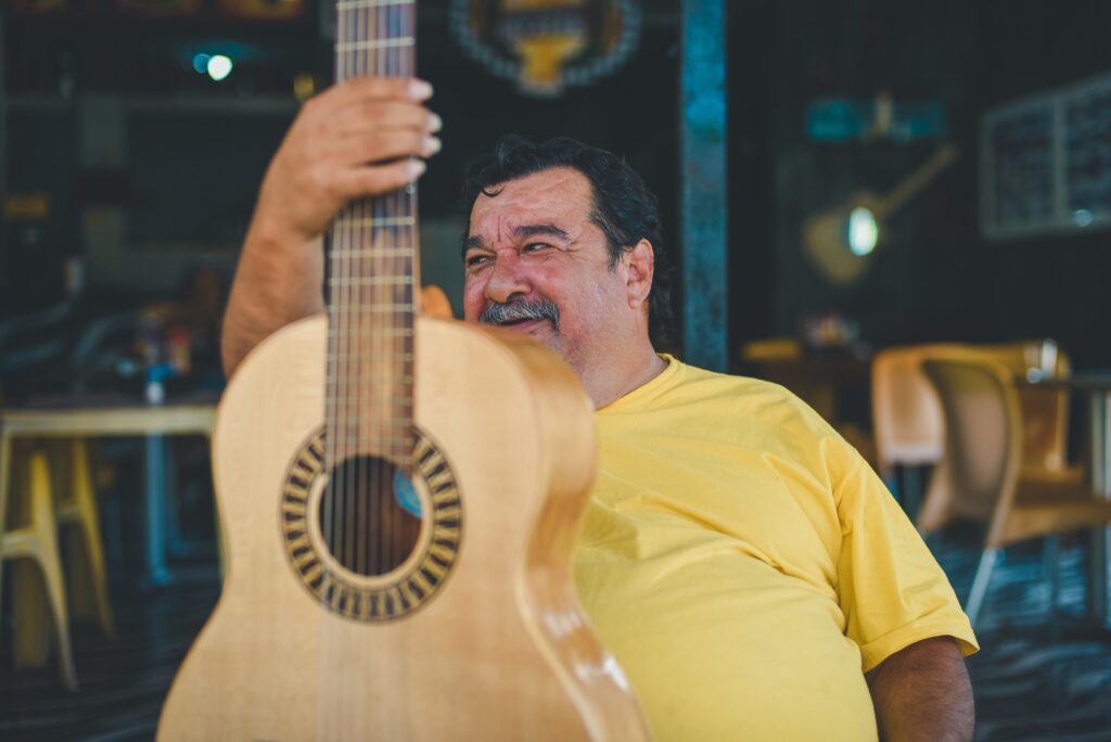 compositor-tarcisio-sardinha,-falecido-em-2022,-e-revivido-no-album-‘a-cor-do-teu-olhar’-por-renato-braz-e-ze-renato