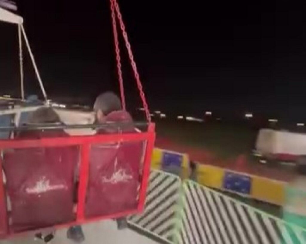 video-mostra-momento-de-acidente-com-brinquedo-que-despencou-de-2-metros-em-parque-de-diversoes-no-rs