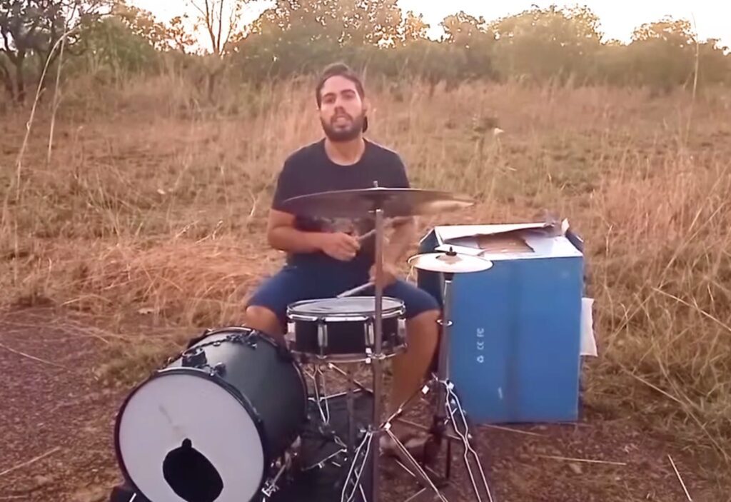 apos-vizinho-chamar-policia,-baterista-passa-a-ensaiar-no-mato-e-viraliza-nas-redes:-‘e-minha-terapia’