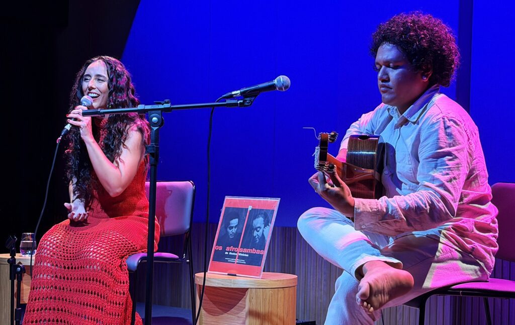aline-paes-e-pedro-franco-brincam-a-serio-no-ritmo-dos-afrosambas-em-show-que-festeja-os-60-anos-do-disco-de-1966
