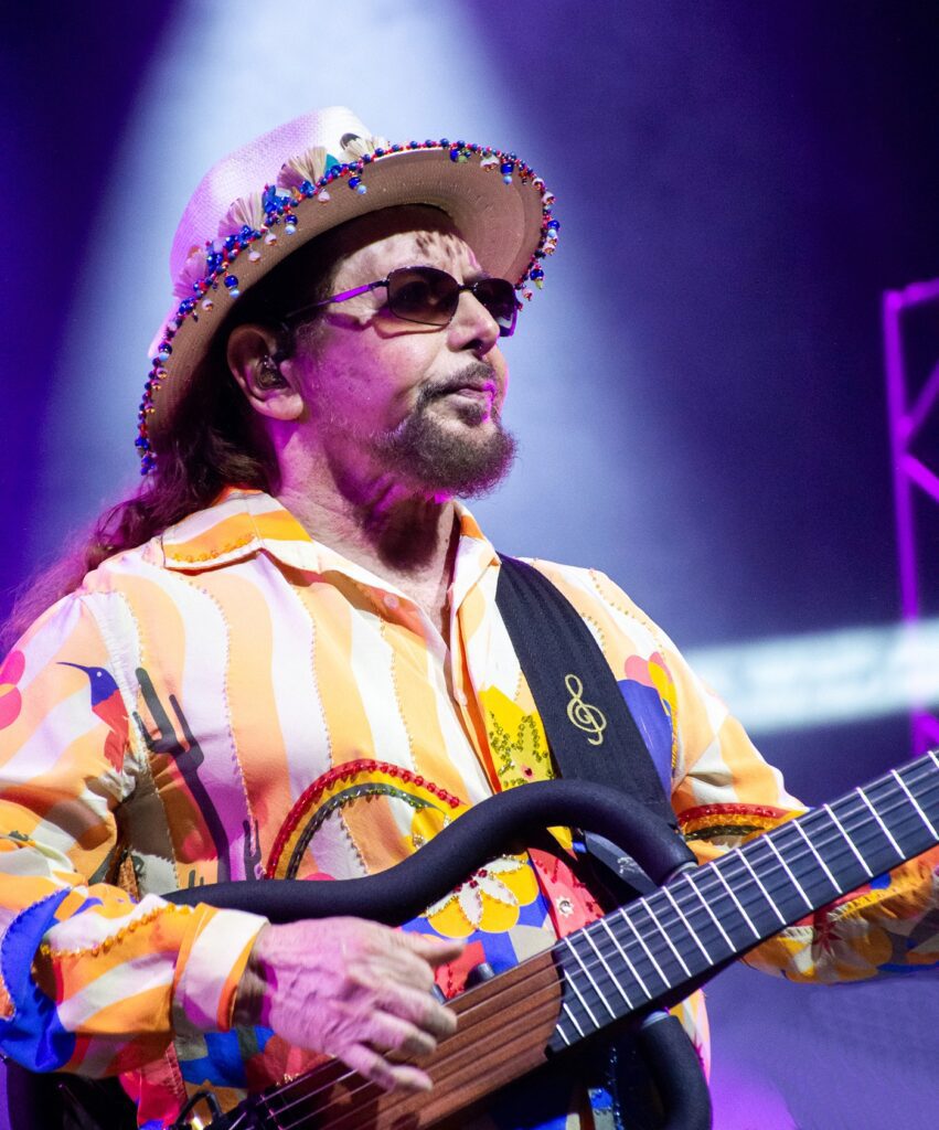 geraldo-azevedo-se-desvia-dos-hits-no-album-ao-vivo-em-que-perpetua-recorte-do-show-da-corrente-turne-‘oitentacao’
