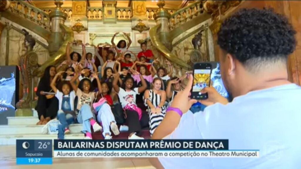 criancas-da-cidade-de-deus-visitam-o-theatro-municipal-e-assistem-a-seletiva-internacional-de-bale-no-rio