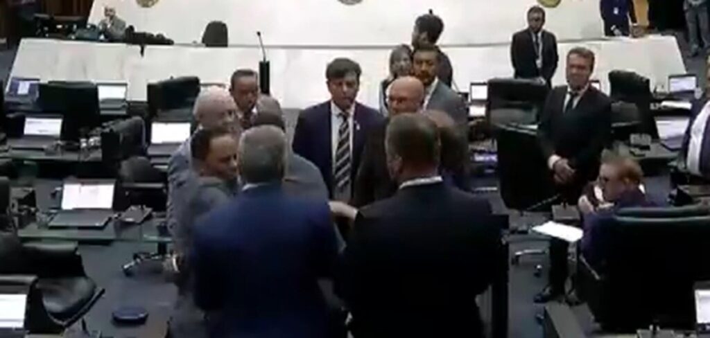 video:-deputados-estaduais-do-parana-‘batem-boca’-em-plenario,-e-colegas-precisam-ajudar-a-conter-briga