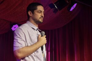 gabriel-leone-se-prova-cantor-sagaz,-sem-jogo-de-cena,-ao-estrear-show-situado-na-‘sala-escura-do-sentimento’