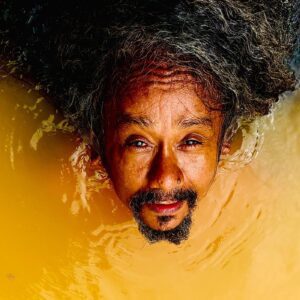 chico-cesar-procura-adensar-cancoes-feitas-na-juventude-em-‘fofo’,-album-de-voz,-violao-e-algum-experimentalismo