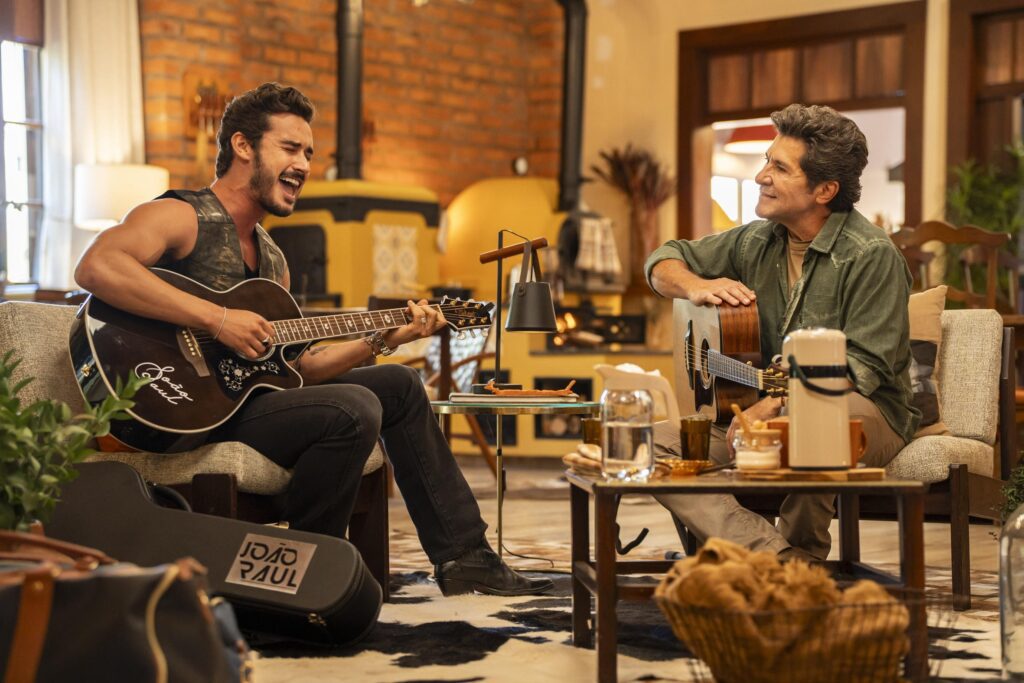daniel-embaralha-ficcao-e-realidade-ao-receber-joao-raul,-cantor-de-‘coracao-acelerado’,-no-programa-‘viver-sertanejo’