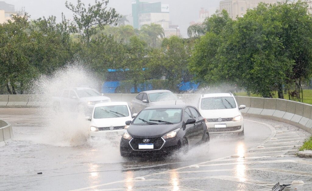 el-nino-chega-mais-cedo?-sc-tem-previsao-de-inverno-mais-chuvoso-e-verao-com-ondas-de-calor;-entenda