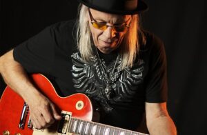 luiz-carlini,-lendario-heroi-da-guitarra-do-rock-brasileiro,-deixa-musicas-e-solos-antologicos-ao-morrer-aos-73-anos