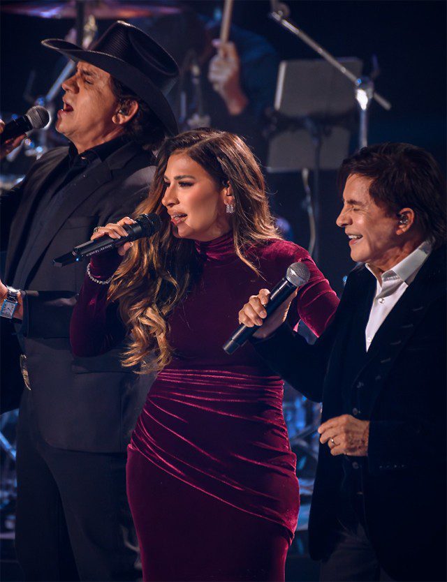 simone-mendes-faz-‘foto-feliz’-com-chitaozinho-&-xororo-em-gravacao-de-album-ao-vivo-com-idolos-sertanejos