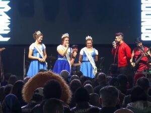 ‘ta-de-mau-humor,-rainha?’:-soberana-de-festa-no-rs-relata-constrangimento-apos-critica-de-vocalista-no-palco;-entenda