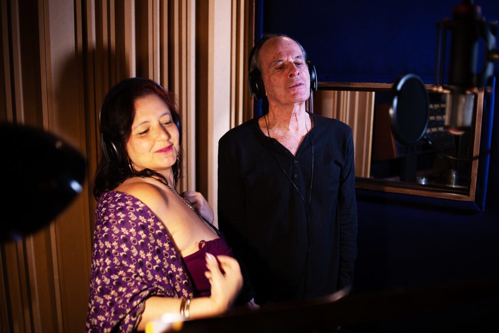 ney-matogrosso-reforca-conexao-com-projeto-caleidoscopio-no-quarto-album-do-duo-carioca,-‘estrangeiros’