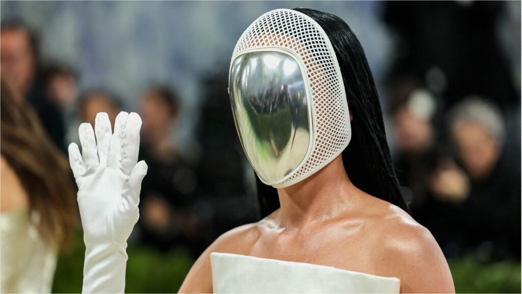 seis-dedos,-compromisso-com-a-piada-e-mascara…-o-que-significa-o-look-de-katy-perry-no-met-gala-2026