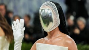 seis-dedos,-compromisso-com-a-piada-e-mascara…-o-que-significa-o-look-de-katy-perry-no-met-gala-2026
