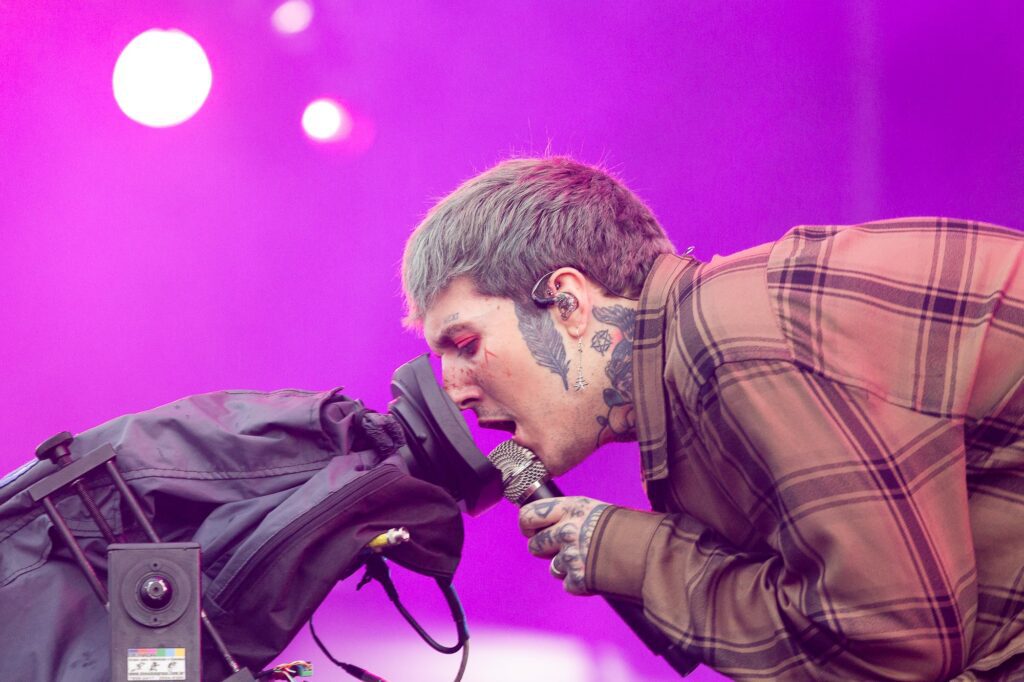 vocalista-do-bring-me-the-horizon-sofre-concussao-leve-apos-ser-atingido-por-celular-durante-show