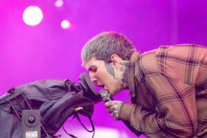 vocalista-do-bring-me-the-horizon-sofre-concussao-leve-apos-ser-atingido-por-celular-durante-show