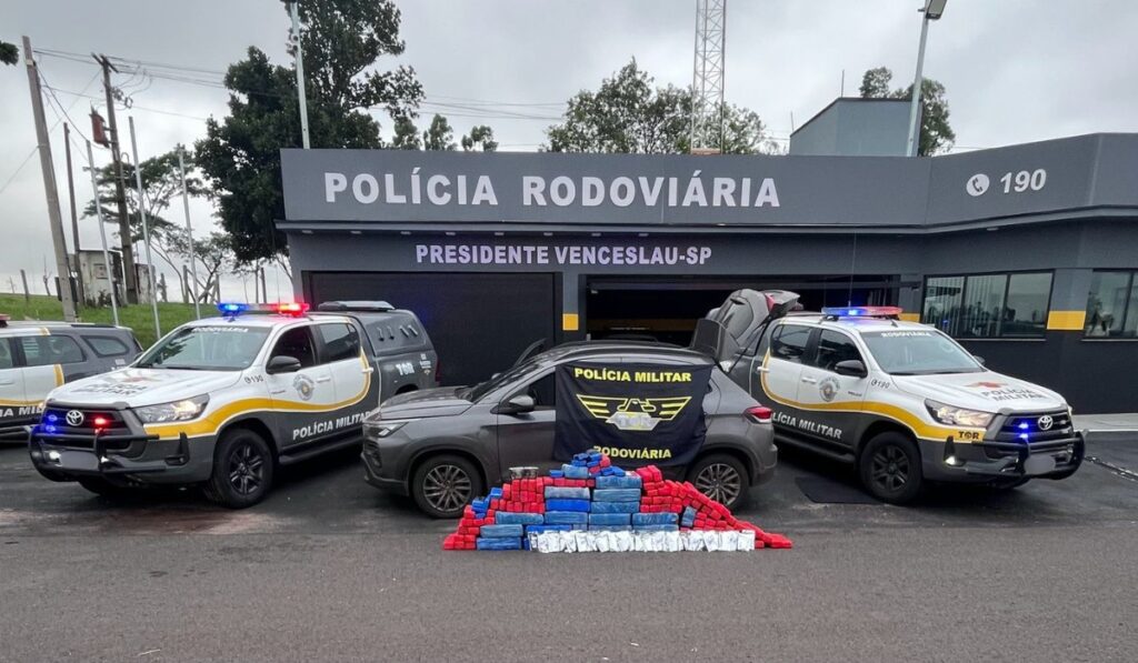 operacao-conjunta-apreende-quase-300-kg-de-drogas-em-carro-abordado-na-rodovia-em-presidente-venceslau
