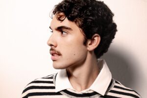 neto-de-gilberto-gil,-bento-gil-vai-para-a-beira-do-mar-de-dorival-caymmi-no-primeiro-album,-‘silencio-azul’