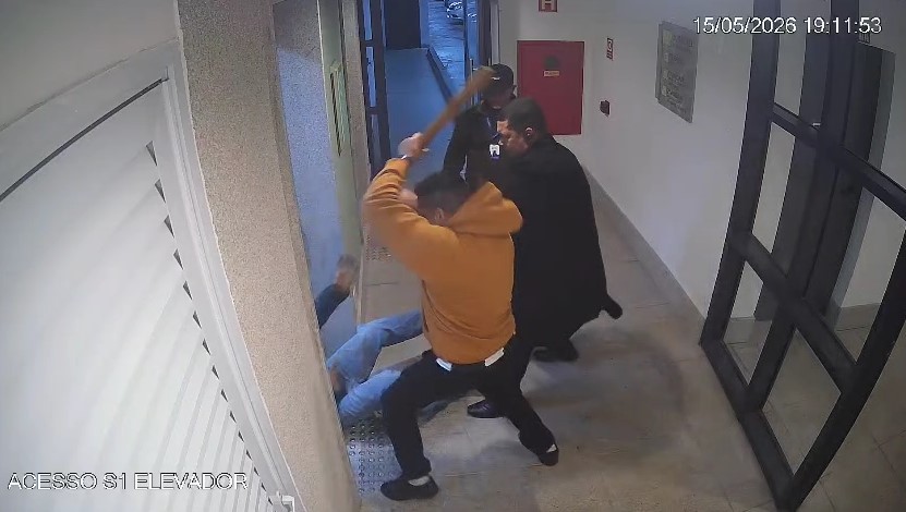 video:-homem-e-agredido-com-pedaco-de-madeira-apos-esfaquear-ex-companheira-e-namorado-dela-na-grande-sp