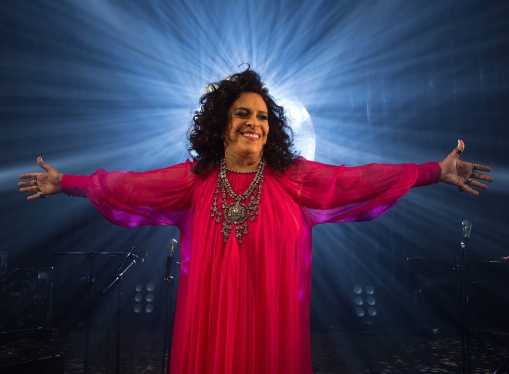 canto-de-gal-costa-irradia-luz-que-parece-vir-do-ceu-em-album-postumo-que-eterniza-show-de-voz-e-violao