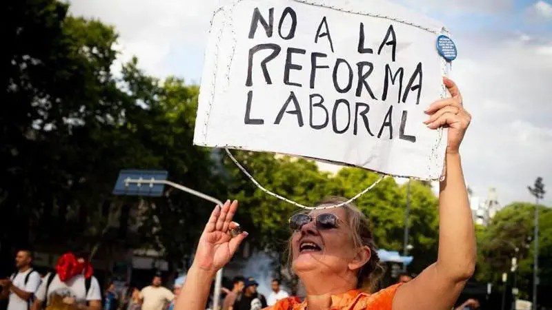 enquanto-brasil-discute-fim-da-escala-6×1,-argentina-vai-na-contramao-do-mundo-com-reforma-que-retira-direitos-e-permite-jornada-de-ate-12-horas-por-dia